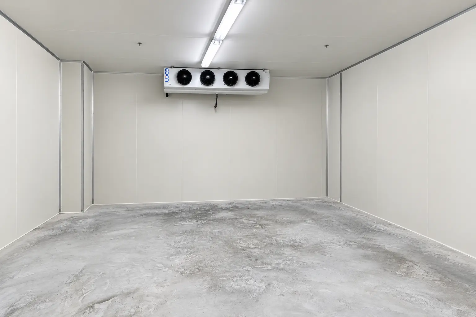 Cold room storage space for chilled and frozen goods in Singapore